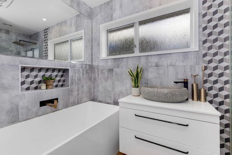 Photo of property in 13 Seabar Place, Glen Eden, Auckland, 0602