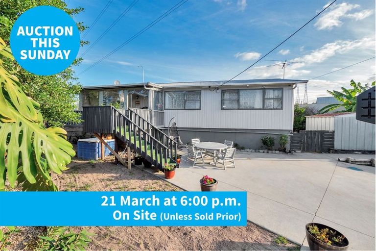 Photo of property in 33 Huruhuru Road, Massey, Auckland, 0614