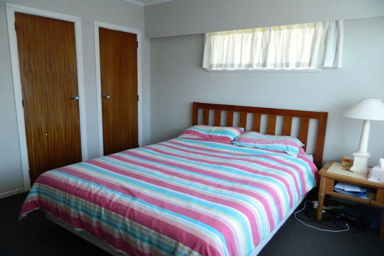 Photo of property in 3 Merritt Way, Newlands, Wellington, 6037