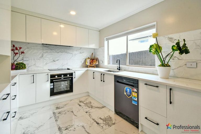 Photo of property in 18 Staten Place, Mangere, Auckland, 2022