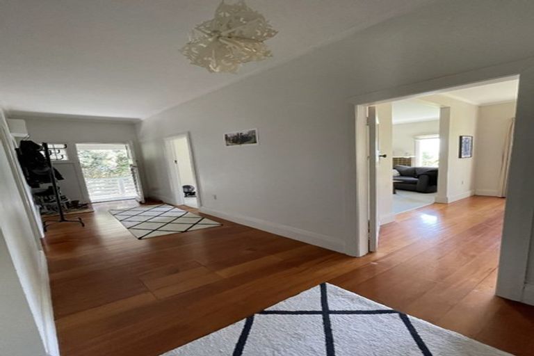 Photo of property in 1 Hungerford Road, Lyall Bay, Wellington, 6022