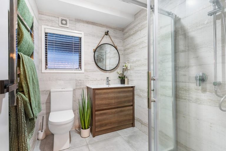 Photo of property in 2/33 Parr Terrace, Castor Bay, Auckland, 0620