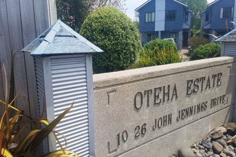 Photo of property in 10/10-26 John Jennings Drive, Oteha, Auckland, 0632