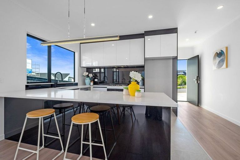 Photo of property in 52 Whakairo Crescent, Gulf Harbour, 0930