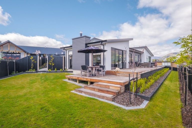 Photo of property in 2 Kereru Crescent, Wanaka, 9305