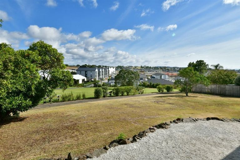 Photo of property in 12 Tawhana Crescent, Red Beach, 0932