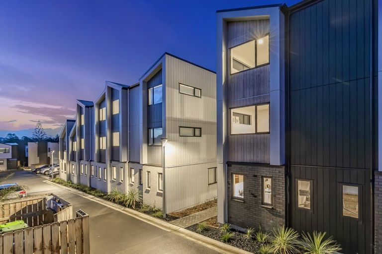 Photo of property in 17 Paetai Lane, Te Atatu Peninsula, 0610