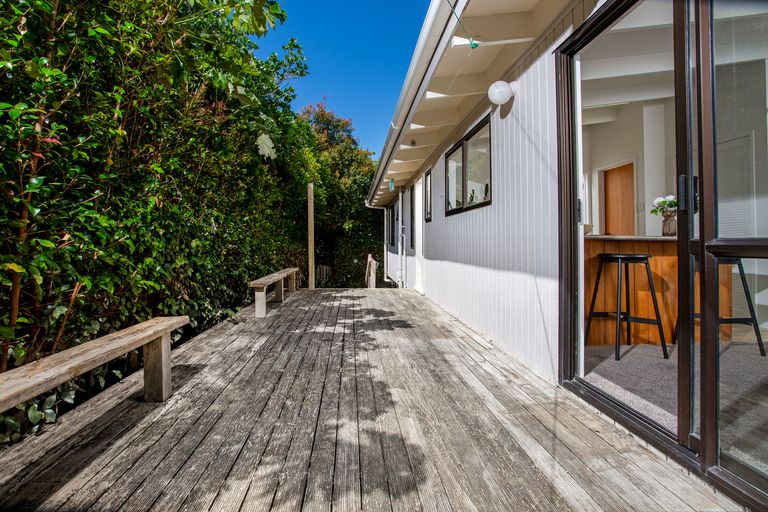 Photo of property in 2/17 Winifred Avenue, Bayview, Auckland, 0629