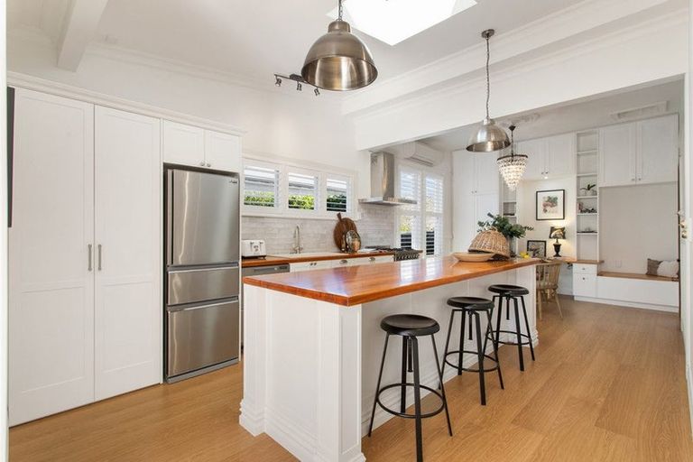 Photo of property in 17 Martin Avenue, Beckenham, Christchurch, 8023
