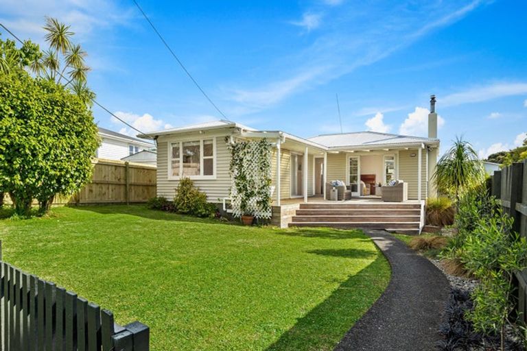 Photo of property in 12 Renata Crescent, Te Atatu Peninsula, Auckland, 0610