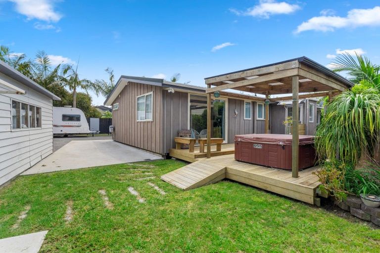 Photo of property in 12 Quo Vadis Place, Red Beach, 0932