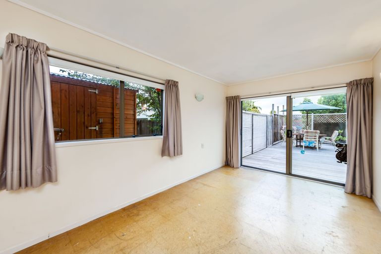 Photo of property in 7 Pokapu Street, Titirangi, Auckland, 0600