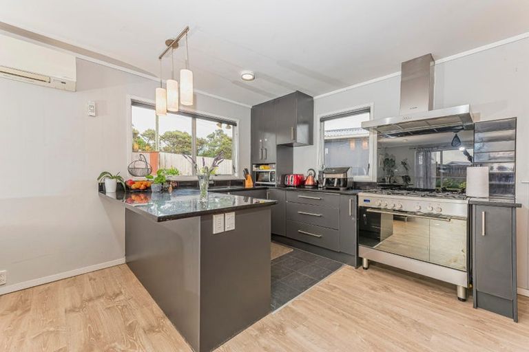 Photo of property in 140 Colwill Road, Massey, Auckland, 0614