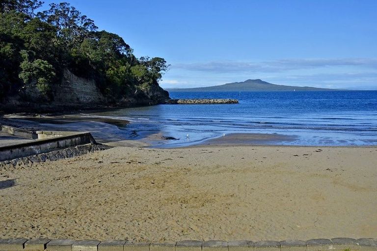 Photo of property in 2/18 Parr Terrace, Castor Bay, Auckland, 0620
