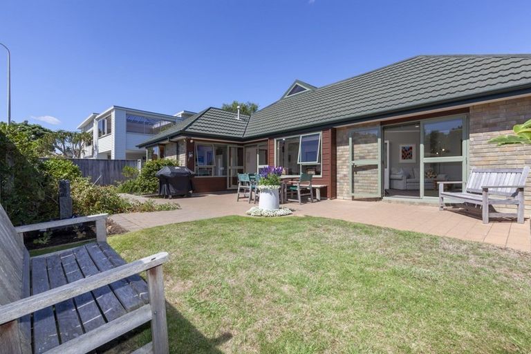 Photo of property in 6 Kotuku Drive, Paraparaumu Beach, Paraparaumu, 5032