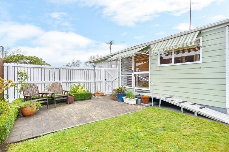 Photo of property in 1 Larkhill Place, Russley, Christchurch, 8042