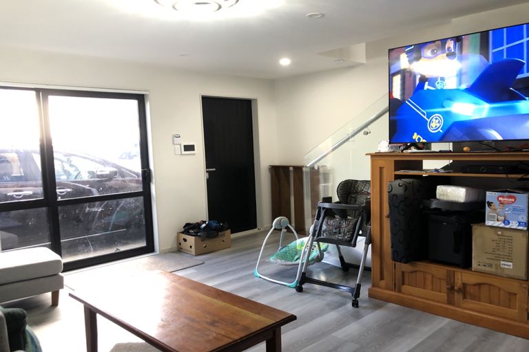 Photo of property in 8a Maunder Place, New Lynn, Auckland, 0600