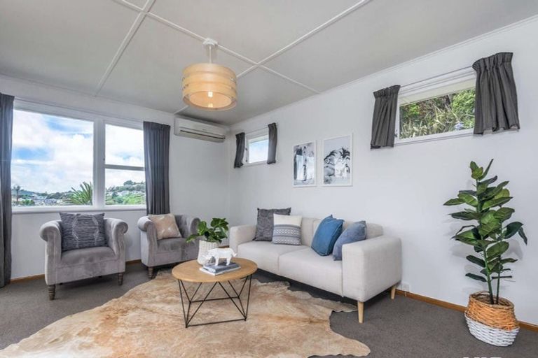 Photo of property in 5 Catherine Crescent, Paparangi, Wellington, 6037