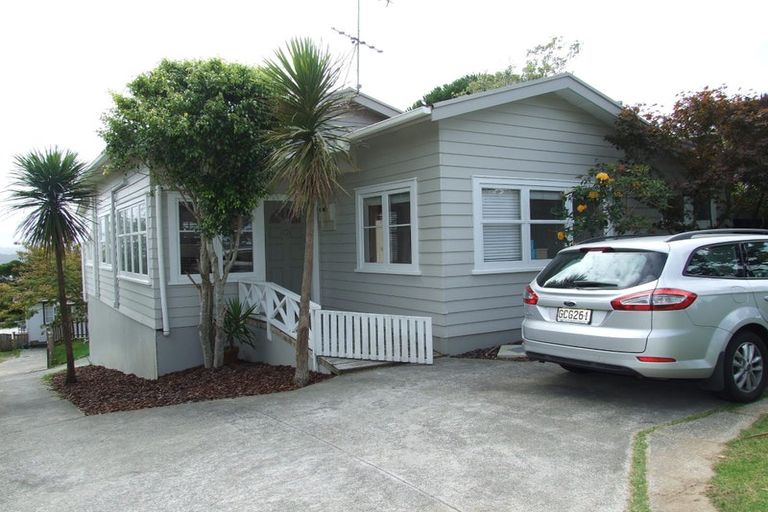 Photo of property in 1/130 Sunset Road, Unsworth Heights, Auckland, 0632