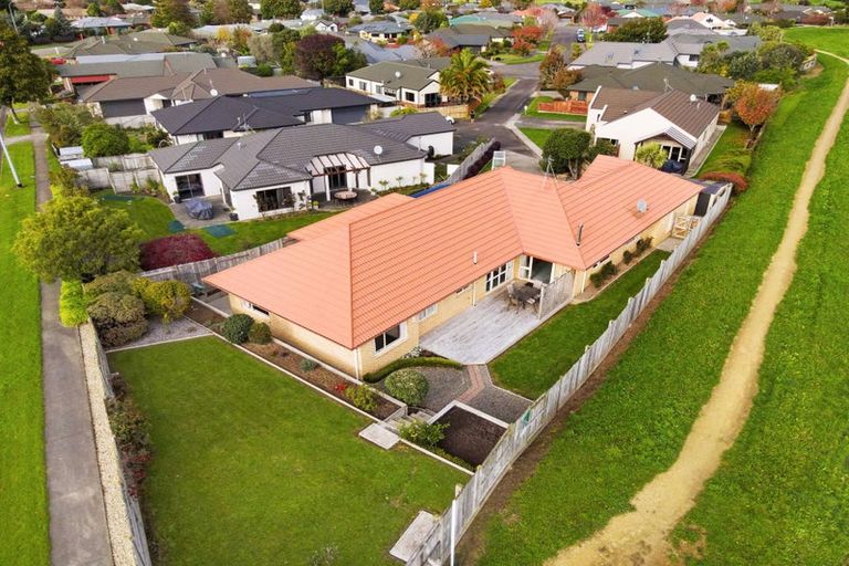 Photo of property in 21 Rothesay Place, Highbury, Palmerston North, 4412