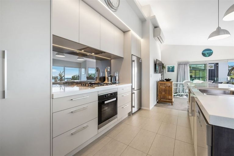 Photo of property in 74 Moncks Spur Road, Redcliffs, Christchurch, 8081