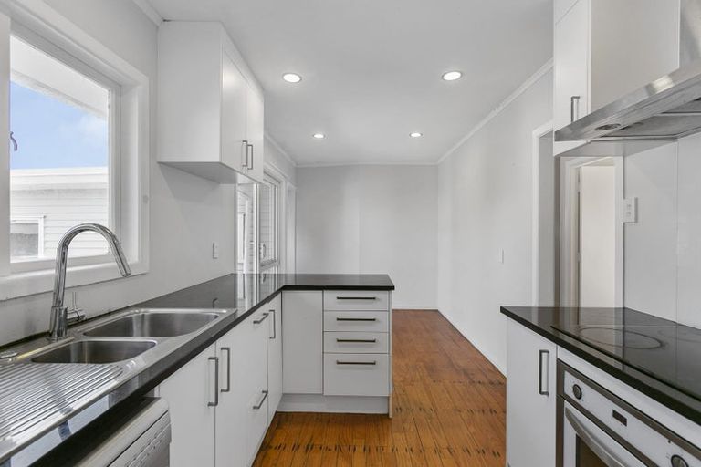 Photo of property in 40 Hereford Street, Te Atatu Peninsula, Auckland, 0610