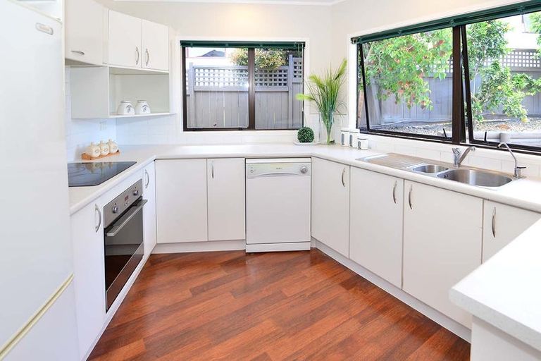 Photo of property in 31 Ronald Macken Place, Windsor Park, Auckland, 0632