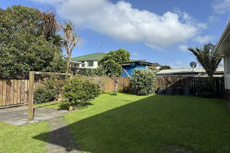 Photo of property in 76 Rosewarne Crescent, Glendene, Auckland, 0602