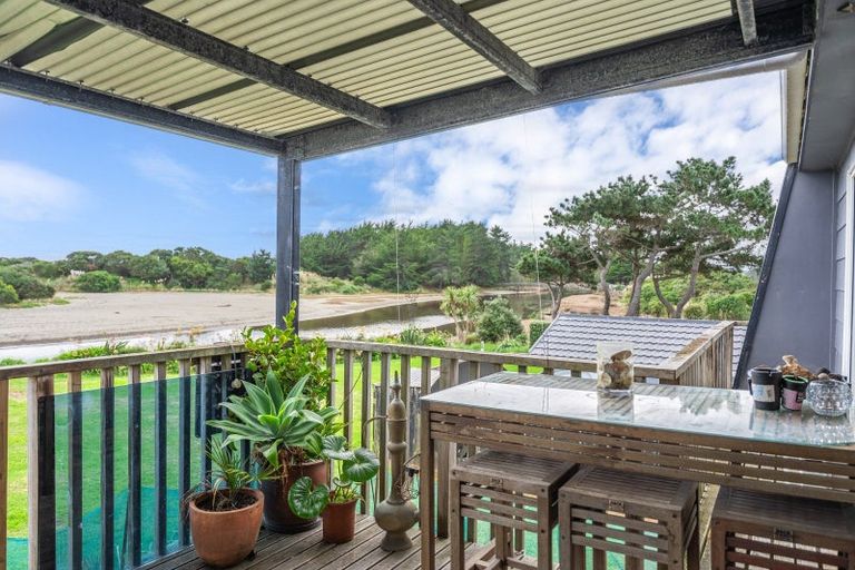 Photo of property in 21 Manga-pirau Street, Waikawa Beach, Manakau, 5573