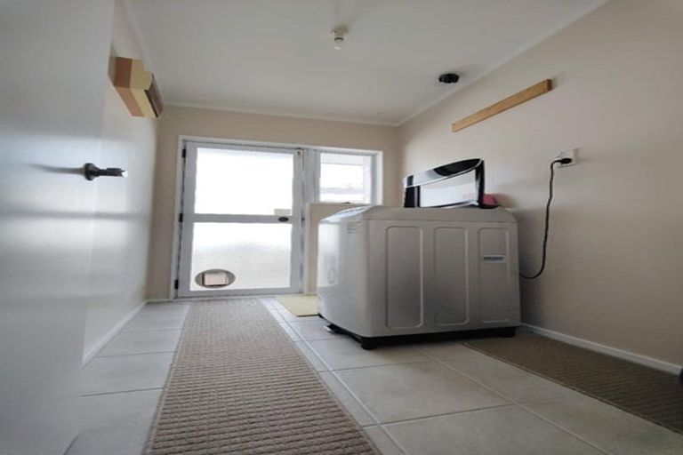 Photo of property in 72 Granville Drive, Massey, Auckland, 0614