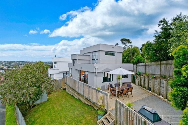 Photo of property in 2/2 Valecrest Place, Bayview, Auckland, 0629