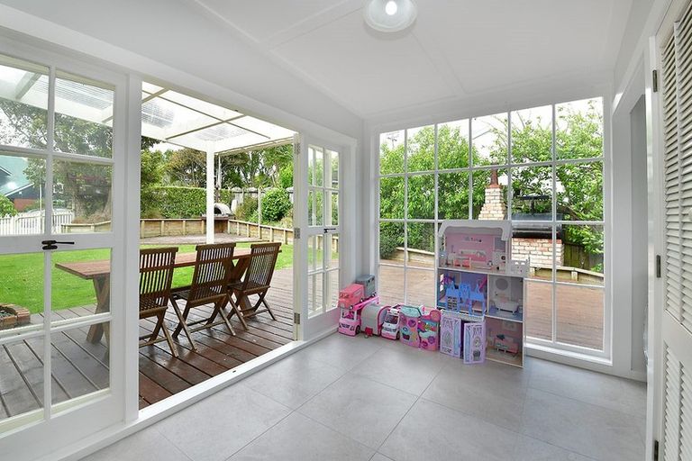 Photo of property in 2 St James Avenue, Helensville, 0800