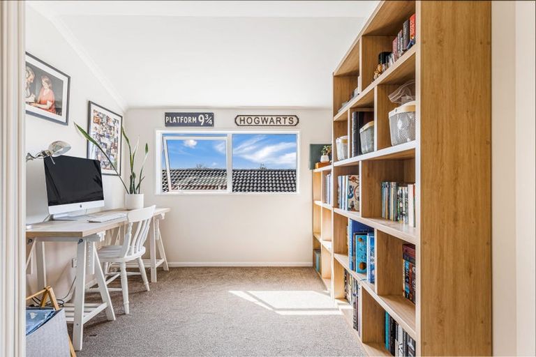 Photo of property in 5 Dawnhaven Drive, Te Atatu Peninsula, Auckland, 0610