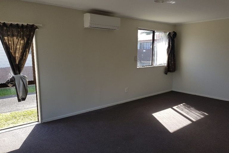 Photo of property in 1/85 Luanda Drive, Ranui, Auckland, 0612