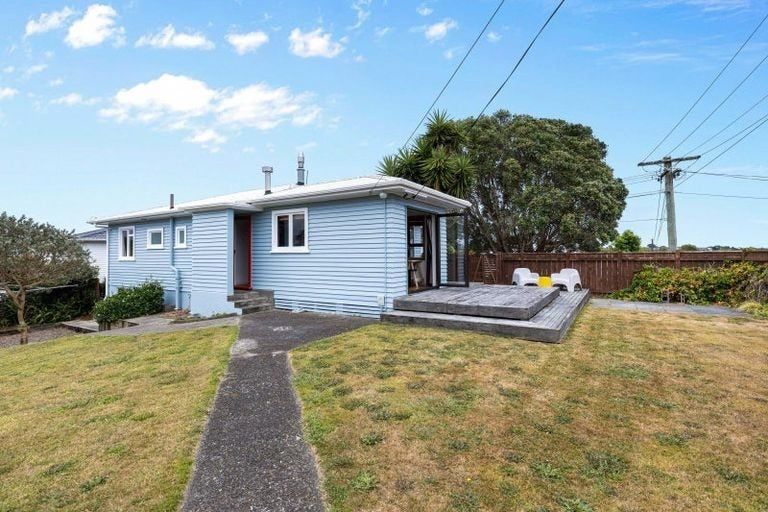 Photo of property in 13 York Crescent, Westown, New Plymouth, 4310