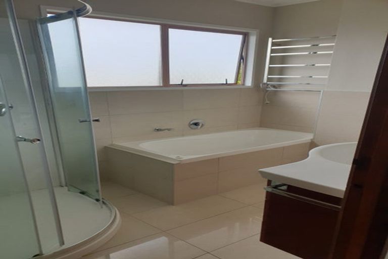 Photo of property in 72 Prince Regent Drive, Half Moon Bay, Auckland, 2012