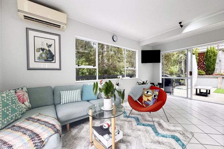 Photo of property in 19 Ravenstone Place, Chatswood, Auckland, 0626