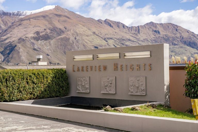 Photo of property in Lakeview Heights, 2/124 Lismore Street, Wanaka, 9305