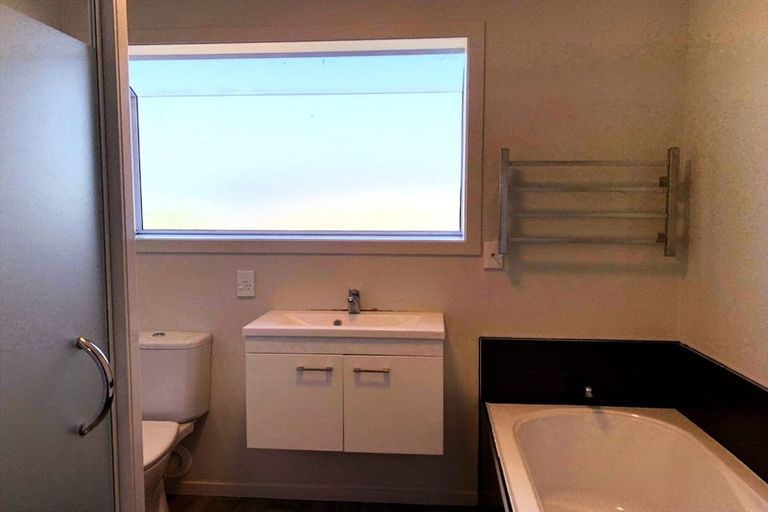 Photo of property in 90 Matipo Road, Te Atatu Peninsula, Auckland, 0610