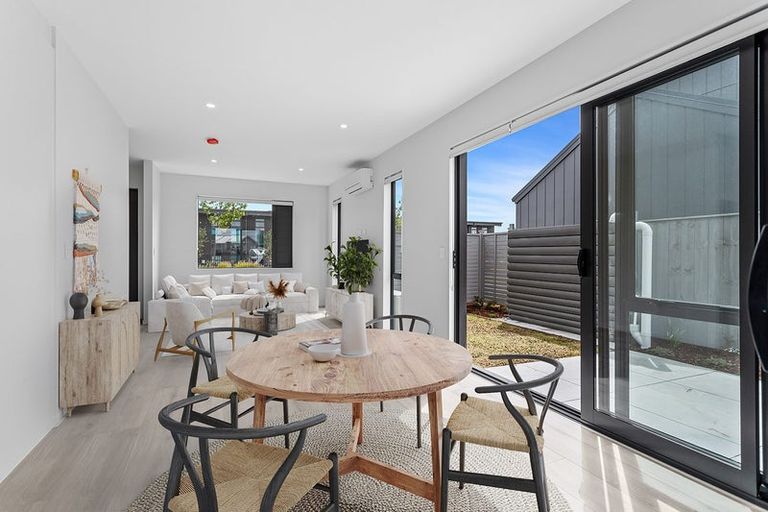 Photo of property in 22 Port Way, Rosehill, 2113