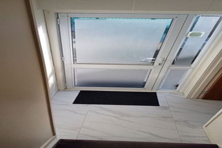 Photo of property in 2/132 Atkinson Road, Titirangi, Auckland, 0604