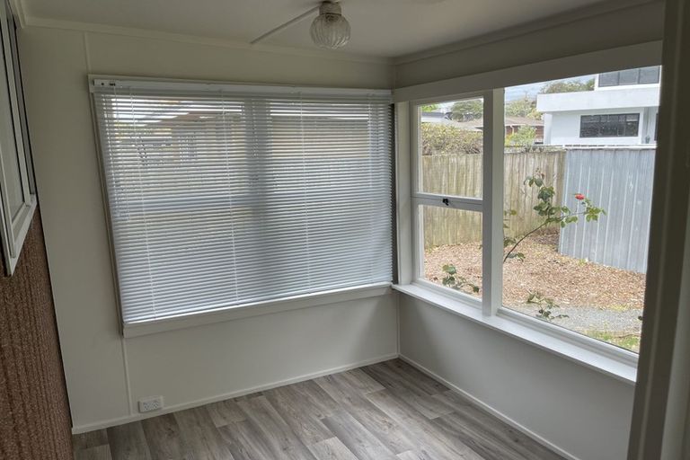 Photo of property in 24 Walton Street, Red Beach, 0932