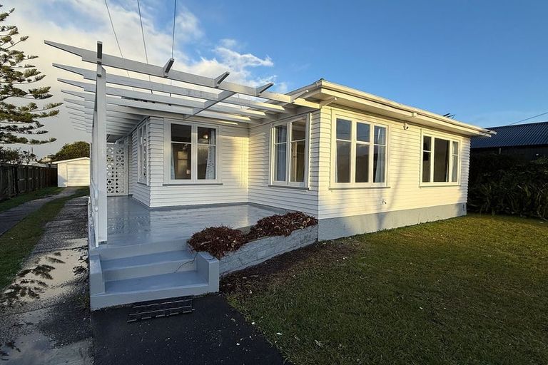 Photo of property in 17 Peachgrove Road, Te Atatu Peninsula, Auckland, 0610