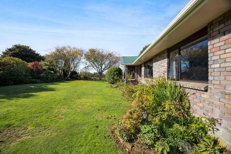 Photo of property in 44 Rawhitiroa Road, Eltham, 4322