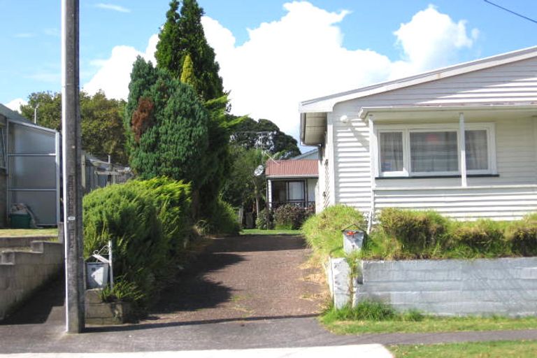 Photo of property in 2/10 Hutchinson Avenue, New Lynn, Auckland, 0600
