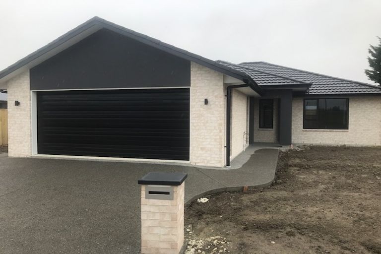 Photo of property in 1 Devon Lane, Carterton, 5713