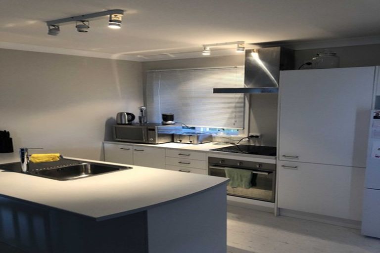 Photo of property in 33 Creswick Terrace, Northland, Wellington, 6012