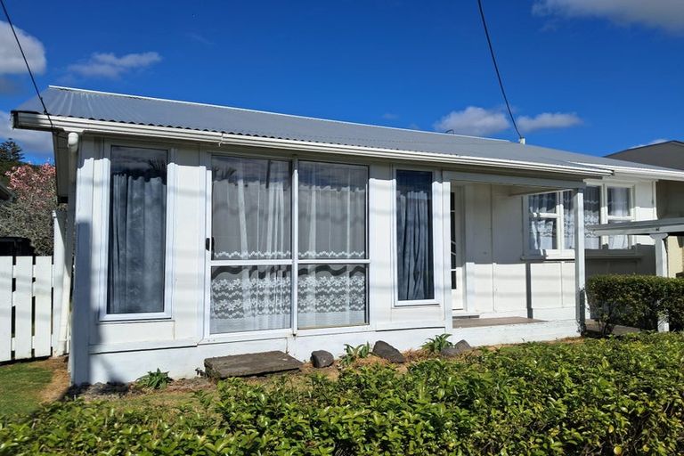 Photo of property in 32 Pendarves Street, New Plymouth, 4310