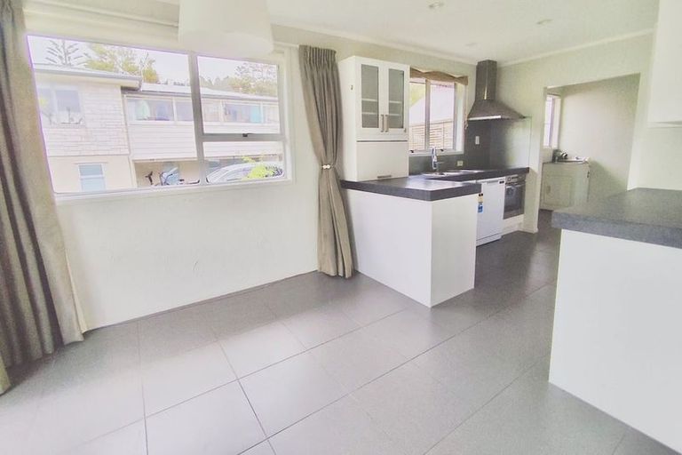 Photo of property in 29 Staincross Street, Green Bay, Auckland, 0604