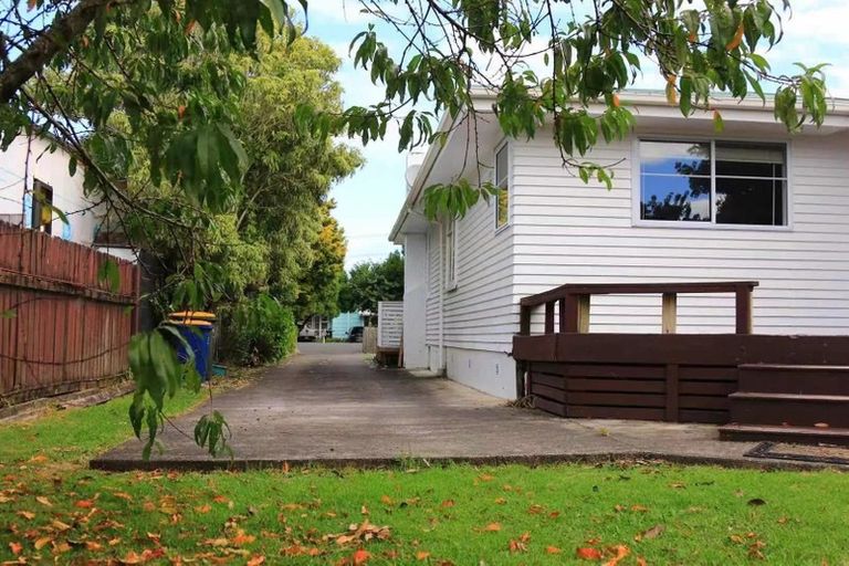 Photo of property in 27 Taikata Road, Te Atatu Peninsula, Auckland, 0610